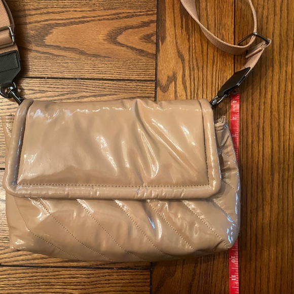 Mauve patent leather design puffy bag. - Picture 2 of 6